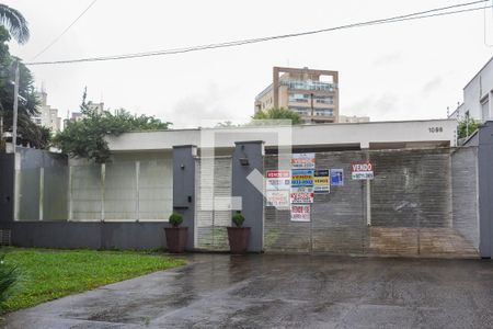 Casa à venda com 534m², 3 quartos e 4 vagas Casa à venda com 534m², 3 quartos e 4 vagasFachada