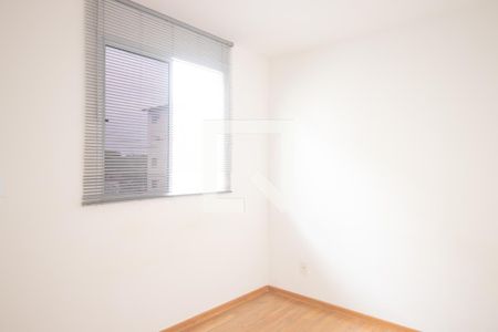 Quarto 2 de apartamento para alugar com 2 quartos, 48m² em Tribobó, São Gonçalo