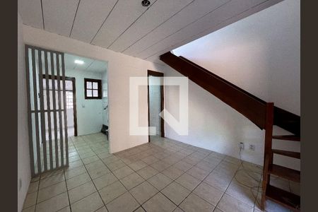 Sala de casa de condomínio à venda com 2 quartos, 52m² em Vicentina, São Leopoldo