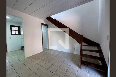 Sala de casa de condomínio à venda com 2 quartos, 52m² em Vicentina, São Leopoldo