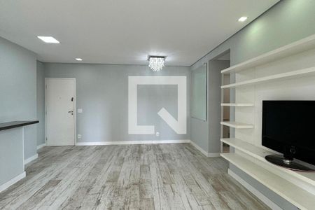 Sala de apartamento para alugar com 2 quartos, 76m² em Jardim Tupanci, Barueri