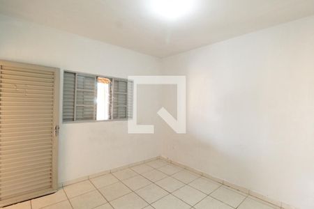 Sala/Quarto de casa para alugar com 1 quarto, 100m² em Chácaras Tubalina E Quartel, Uberlândia