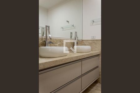 Apartamento à venda com 239m², 4 quartos e 4 vagas Apartamento à venda com 239m², 4 quartos e 4 vagasBanheiro da Suíte 1