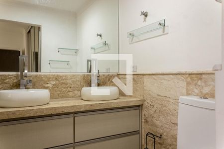 Apartamento à venda com 239m², 4 quartos e 4 vagas Apartamento à venda com 239m², 4 quartos e 4 vagasBanheiro da Suíte 1