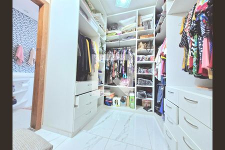 Casa à venda com 1500m², 3 quartos e 8 vagas Casa à venda com 1500m², 3 quartos e 8 vagasClosed