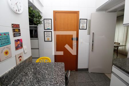 Cozinha de apartamento à venda com 3 quartos, 105m² em Lourdes, Belo Horizonte