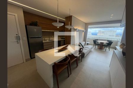 Sala ampla com cozinha americana de apartamento à venda com 3 quartos, 80m² em Vila da Serra, Nova Lima