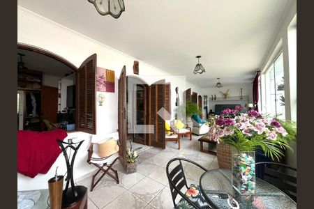 Sala de TV de casa à venda com 3 quartos, 350m² em Vila Campestre, São Paulo