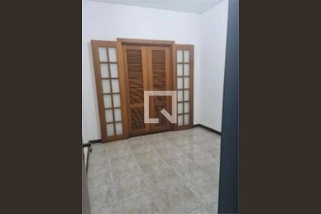 Casa à venda com 6 quartos, 200m² em Km 18, Osasco