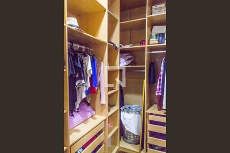 Casa de condomínio para alugar com 609m², 4 quartos e 4 vagas Casa de condomínio para alugar com 609m², 4 quartos e 4 vagasCloset da suíte 2