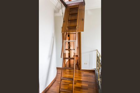 Casa de condomínio para alugar com 609m², 4 quartos e 4 vagas Casa de condomínio para alugar com 609m², 4 quartos e 4 vagasEscada