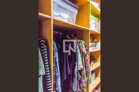 Casa de condomínio para alugar com 609m², 4 quartos e 4 vagas Casa de condomínio para alugar com 609m², 4 quartos e 4 vagasCloset da suíte 1