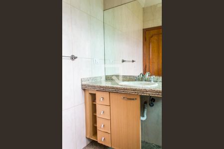 Casa de condomínio para alugar com 609m², 4 quartos e 4 vagas Casa de condomínio para alugar com 609m², 4 quartos e 4 vagasBanheiro da Suíte 2