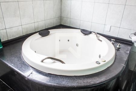 Casa de condomínio para alugar com 609m², 4 quartos e 4 vagas Casa de condomínio para alugar com 609m², 4 quartos e 4 vagasDetalhe do Banheiro da Suíte 1