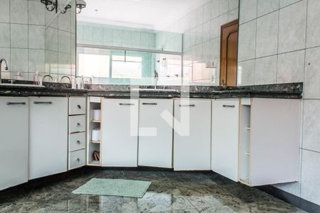 Casa de condomínio para alugar com 609m², 4 quartos e 4 vagas Casa de condomínio para alugar com 609m², 4 quartos e 4 vagasBanheiro da Suíte 1