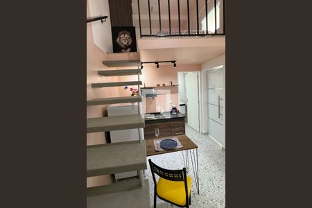 Escada de kitnet/studio para alugar com 1 quarto, 24m² em Vila do Conde, Barueri