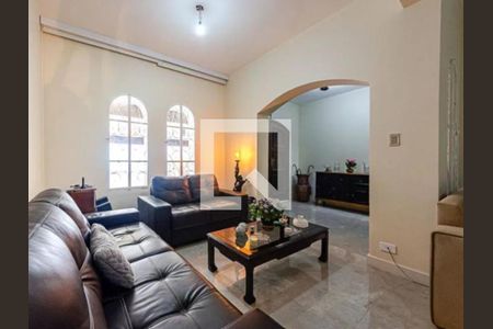 Casa à venda com 255m², 4 quartos e 2 vagasFoto 01