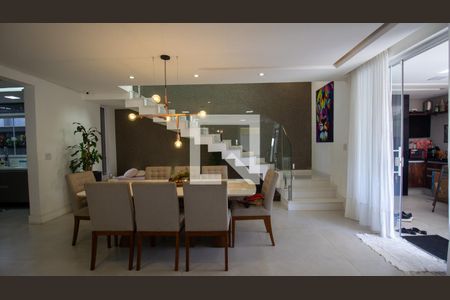 Sala de casa de condomínio para alugar com 5 quartos, 244m² em Vargem Grande, Rio de Janeiro