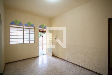 Sala de casa para alugar com 2 quartos, 90m² em Santa Rosa, Belo Horizonte