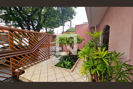 Casa à venda com 180m², 2 quartos e 4 vagas Casa à venda com 180m², 2 quartos e 4 vagasFachada