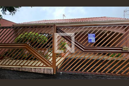 Casa à venda com 180m², 2 quartos e 4 vagas Casa à venda com 180m², 2 quartos e 4 vagasFachada + Plaquinha