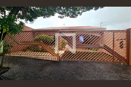 Casa à venda com 180m², 2 quartos e 4 vagas Casa à venda com 180m², 2 quartos e 4 vagasFachada externa