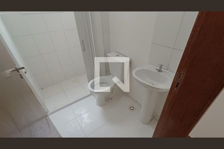 Banheiro de kitnet/studio para alugar com 1 quarto, 45m² em Vila Helena, Sorocaba