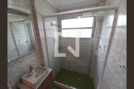 Banheiro de apartamento para alugar com 1 quarto, 48m² em Centro, São Vicente