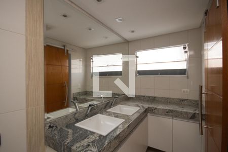 Banheiro da Suite de casa para alugar com 5 quartos, 280m² em Vila Mazzei, São Paulo