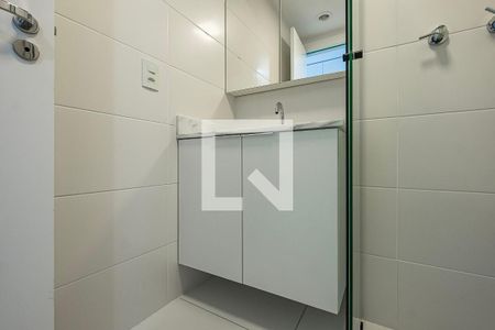 Banheiro de kitnet/studio para alugar com 1 quarto, 27m² em Sumarezinho, São Paulo