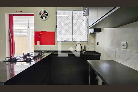 Cozinha de casa para alugar com 2 quartos, 54m² em Jardim Guarapiranga, São Paulo