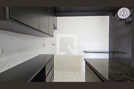 Cozinha de casa para alugar com 2 quartos, 54m² em Jardim Guarapiranga, São Paulo