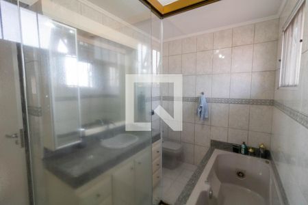 Casa de condomínio à venda com 250m², 3 quartos e 2 vagas Casa de condomínio à venda com 250m², 3 quartos e 2 vagasBanheiro da Suíte