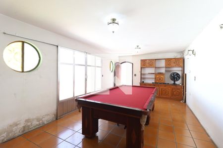 Casa à venda com 324m², 5 quartos e 4 vagas Casa à venda com 324m², 5 quartos e 4 vagasSala fundos