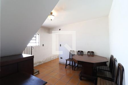 Casa à venda com 324m², 5 quartos e 4 vagas Casa à venda com 324m², 5 quartos e 4 vagasSala fundos