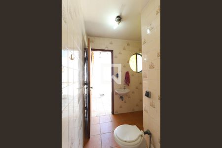 Casa à venda com 324m², 5 quartos e 4 vagas Casa à venda com 324m², 5 quartos e 4 vagasBanheiro do Quintal