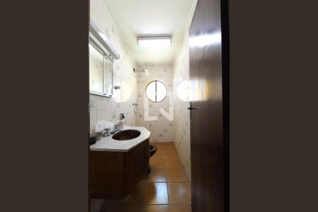 Casa à venda com 324m², 5 quartos e 4 vagas Casa à venda com 324m², 5 quartos e 4 vagasBanheiro fundos