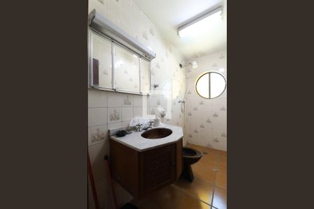 Casa à venda com 324m², 5 quartos e 4 vagas Casa à venda com 324m², 5 quartos e 4 vagasBanheiro fundos