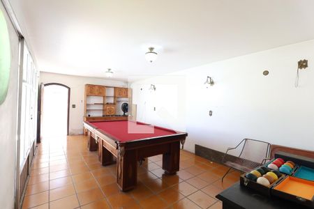 Casa à venda com 324m², 5 quartos e 4 vagas Casa à venda com 324m², 5 quartos e 4 vagasSala fundos