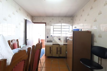 Casa à venda com 324m², 5 quartos e 4 vagas Casa à venda com 324m², 5 quartos e 4 vagasCozinha fundos