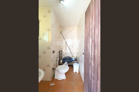 Casa à venda com 324m², 5 quartos e 4 vagas Casa à venda com 324m², 5 quartos e 4 vagasBanheiro do Quintal