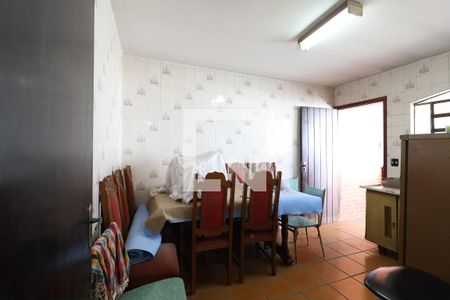 Casa à venda com 324m², 5 quartos e 4 vagas Casa à venda com 324m², 5 quartos e 4 vagasCozinha fundos