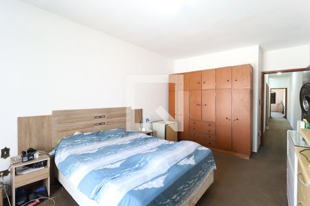 Casa à venda com 324m², 5 quartos e 4 vagas Casa à venda com 324m², 5 quartos e 4 vagasQuarto 2