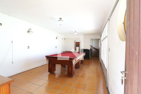 Casa à venda com 324m², 5 quartos e 4 vagas Casa à venda com 324m², 5 quartos e 4 vagasSala fundos