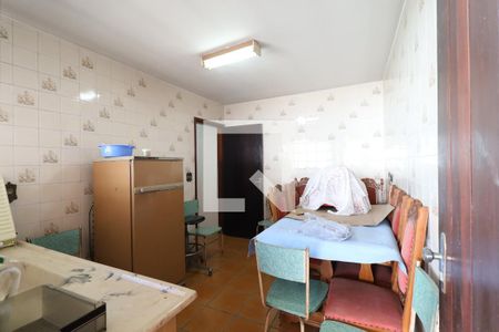 Casa à venda com 324m², 5 quartos e 4 vagas Casa à venda com 324m², 5 quartos e 4 vagasCozinha fundos