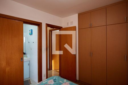 Suíte de apartamento à venda com 2 quartos, 140m² em Sagrada Família, Belo Horizonte