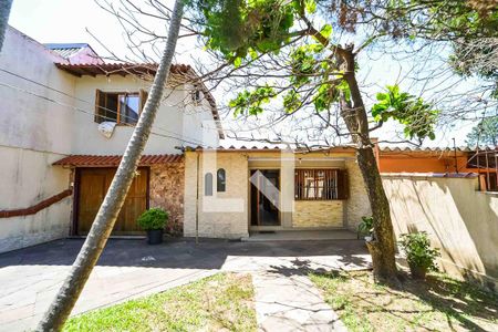 Casa à venda com 170m², 3 quartos e 3 vagas Casa à venda com 170m², 3 quartos e 3 vagasFachada