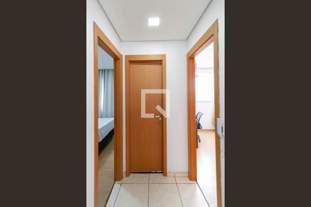 Corredor de apartamento à venda com 2 quartos, 50m² em Cabral, Contagem