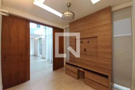 Sala de TV de casa de condomínio para alugar com 4 quartos, 304m² em Swiss Park, Campinas