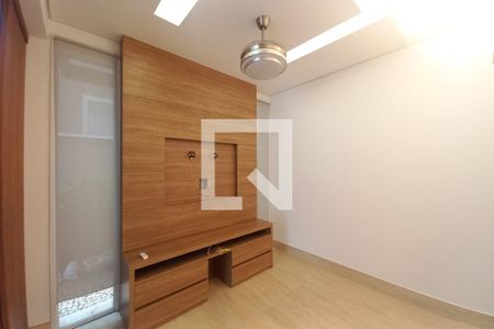 Sala de TV de casa de condomínio para alugar com 4 quartos, 304m² em Swiss Park, Campinas